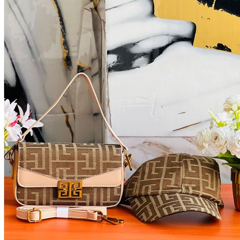 sac à main pour femme et une casquette ensemble